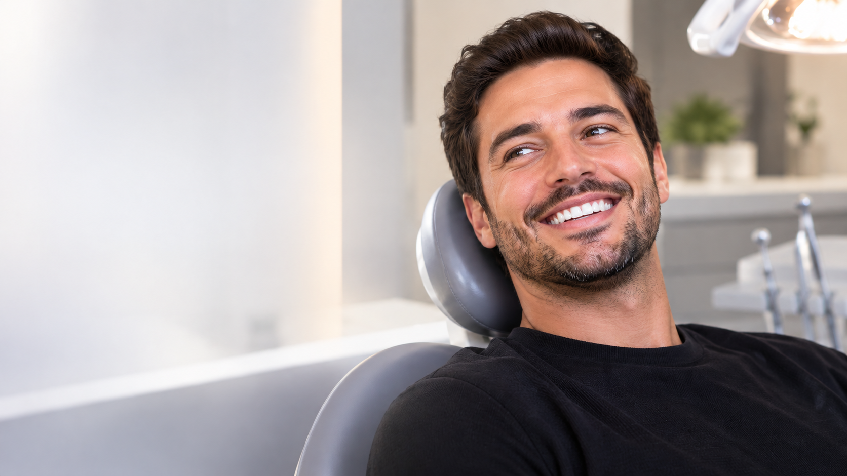 Paciente sorrindo em uma cadeira odontológica